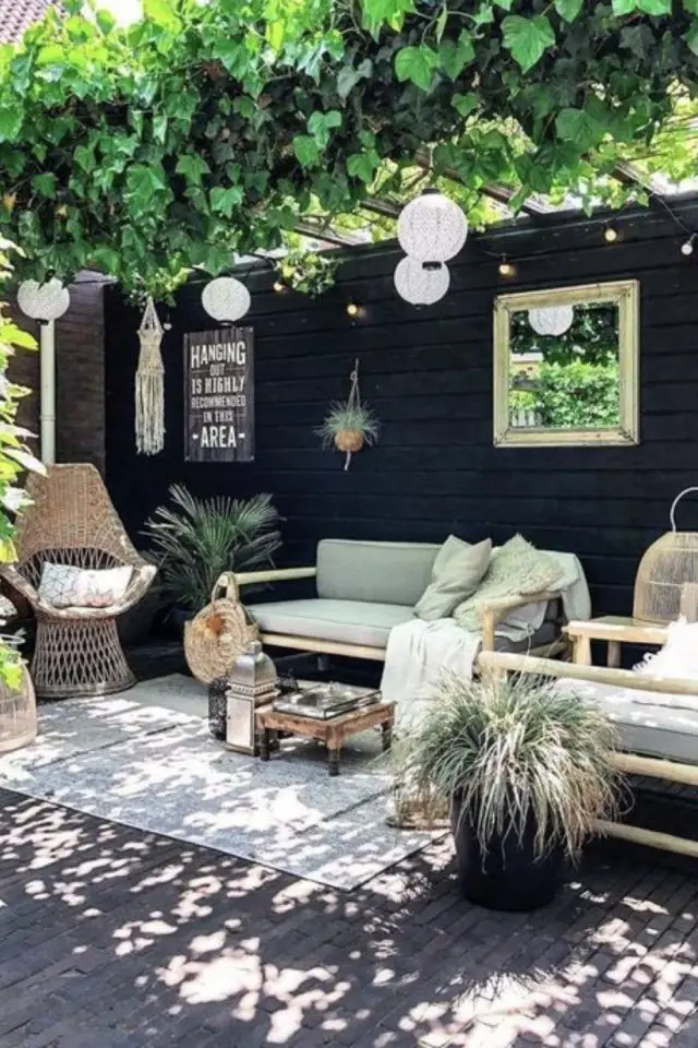 deco patio terrasse convivial vigne sur pergola protection soleil naturelle salon de jardin moderne canapé fauteuil outdoor suspension lumineuse