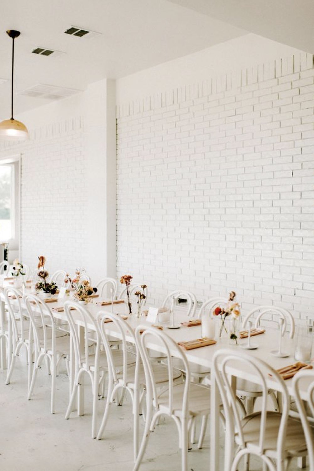 decoration mariage simple minimal chic table en longueur tréteaux chaise rétro décor table vaisselle fleurs simples