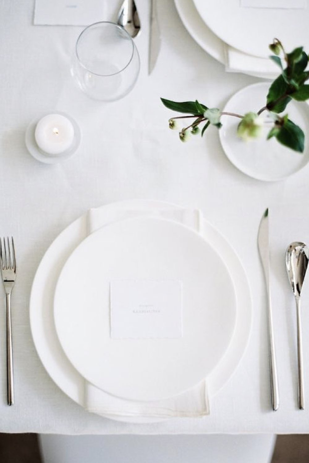 decoration mariage simple minimal chic blanc ton sur ton assiette nappe bougie petite touche naturelle fleur soliflore couvert chromé