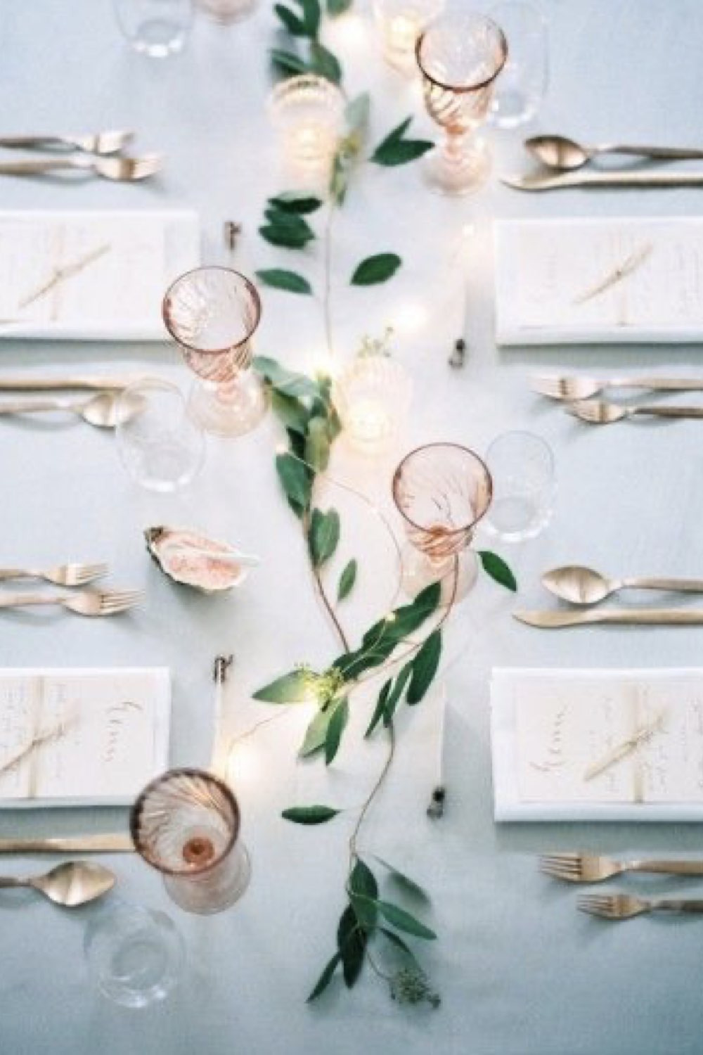 decoration mariage simple minimal chic verre à pied coloré chemin de table facile plante grimpante sans assiette deco table couvert serviette et menu