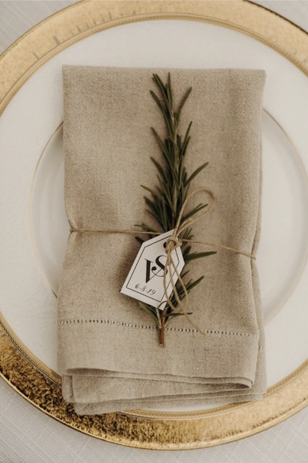 decoration mariage simple minimal chic décor table facile assiette blanche et or serviette en joute petit marque place facile