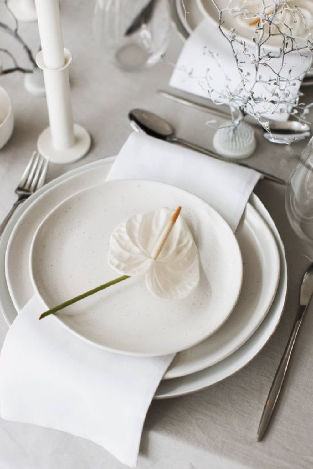 decoration mariage simple minimal chic table assiette moderne blanche fleur arum élégant facile et pas cher