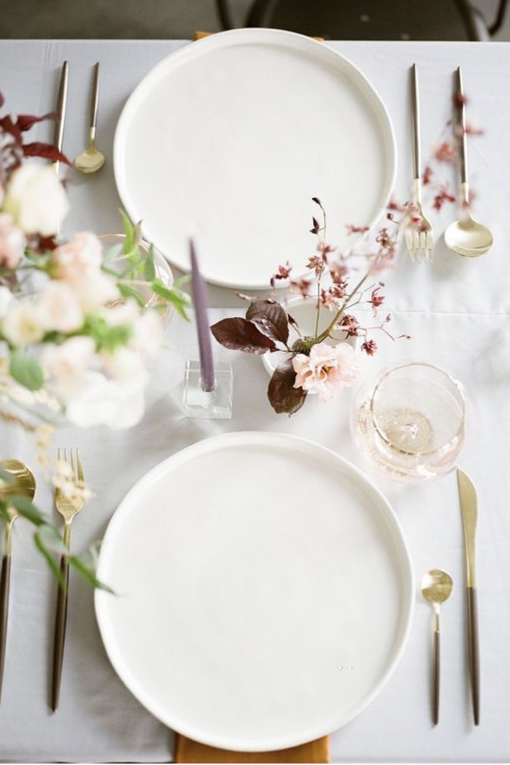 decoration mariage simple minimal chic assiette ronde épurée petit bouquet de fleur simplicité pas cher élégance