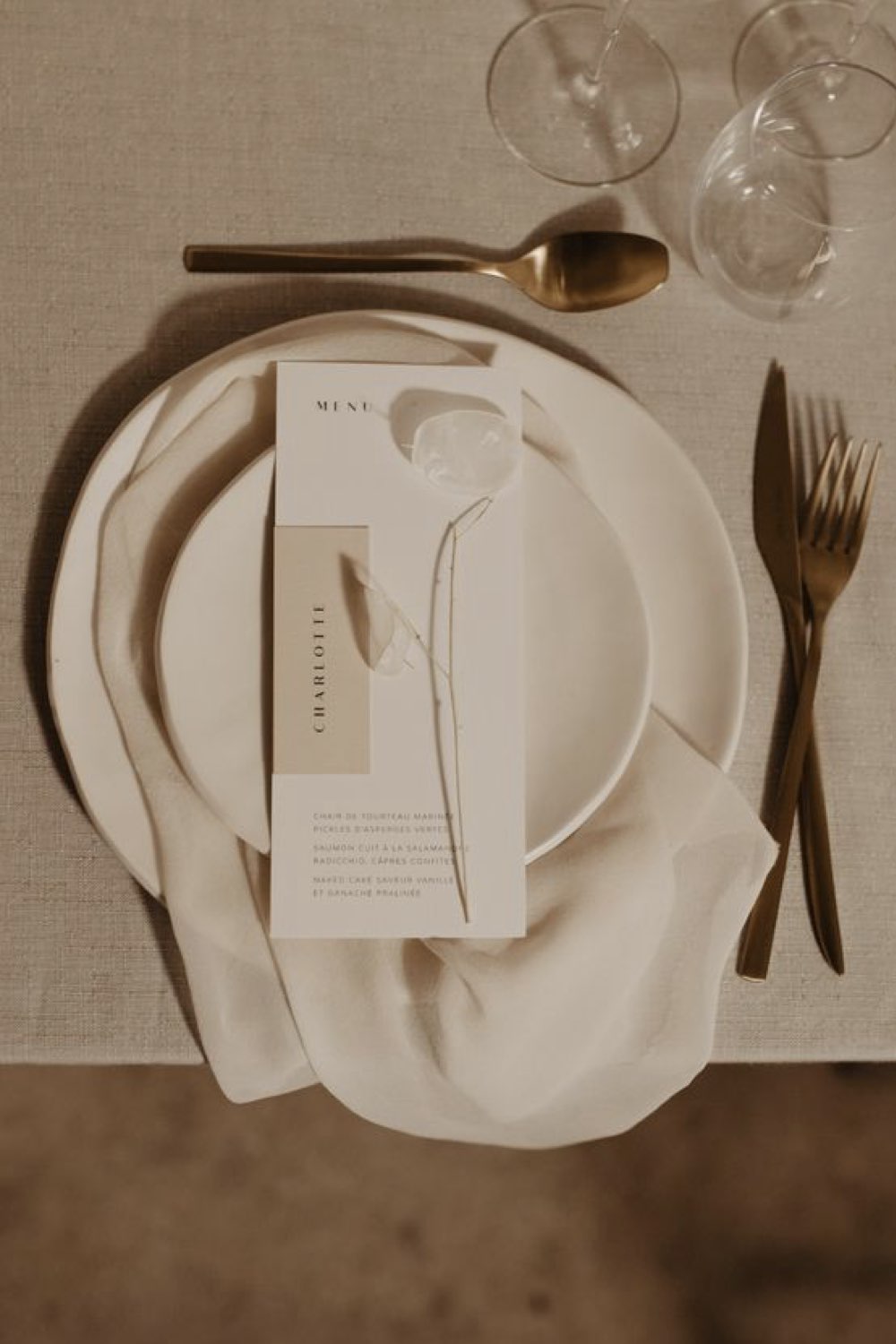 decoration mariage simple minimal chic couleur neutre table art de la vaisselle assiette menu couverts dorés serviette en tissu