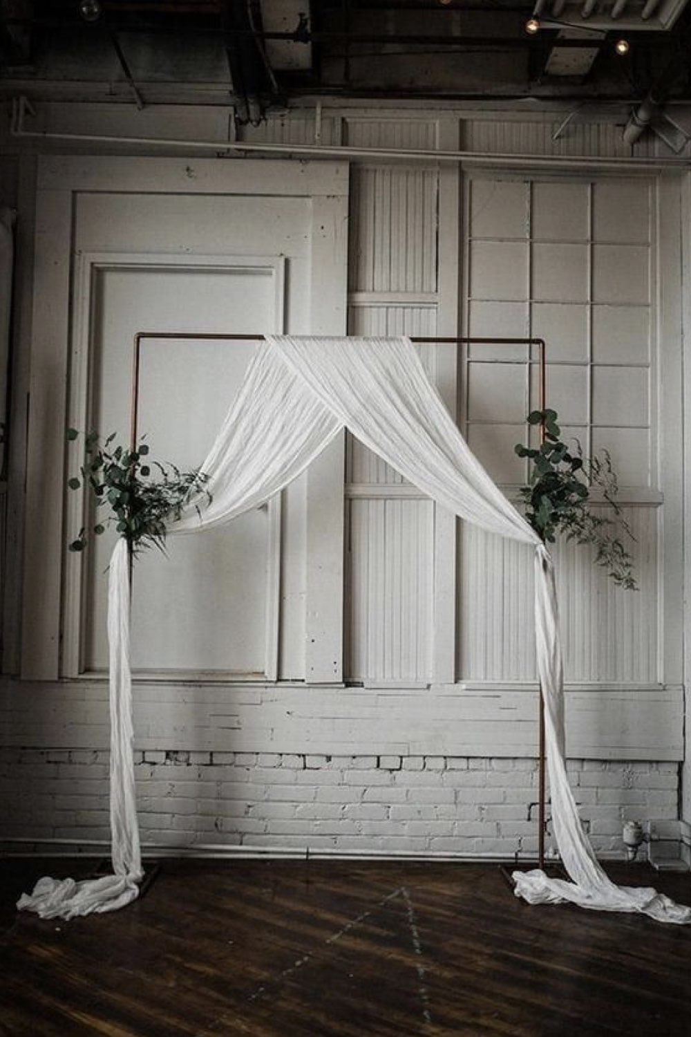 decoration mariage simple minimal chic arche voilage blanc petit bouquet de fleur décor de salle réception