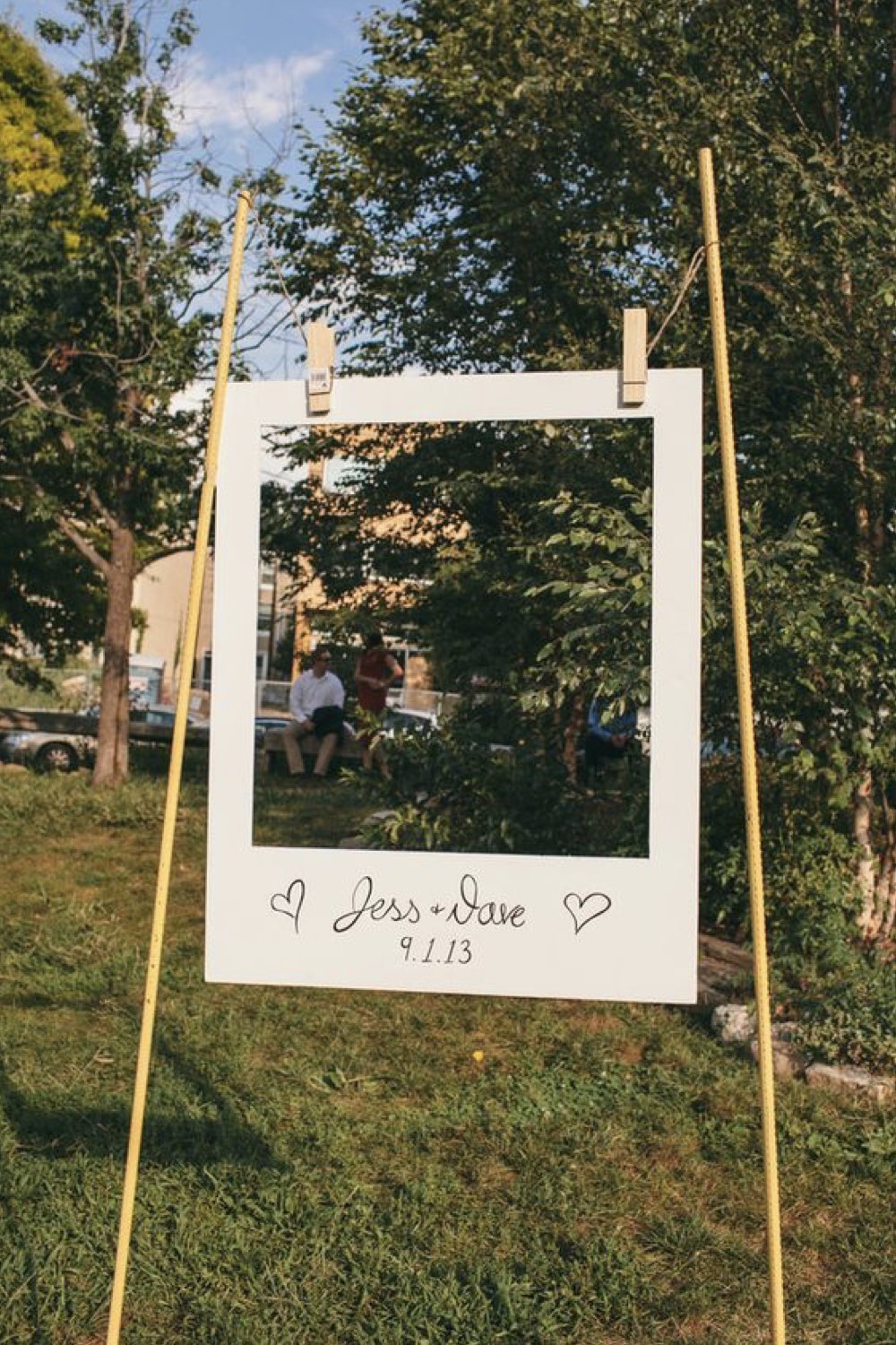 decoration mariage simple minimal chic cadre photobooth polaroid décor extérieur idées