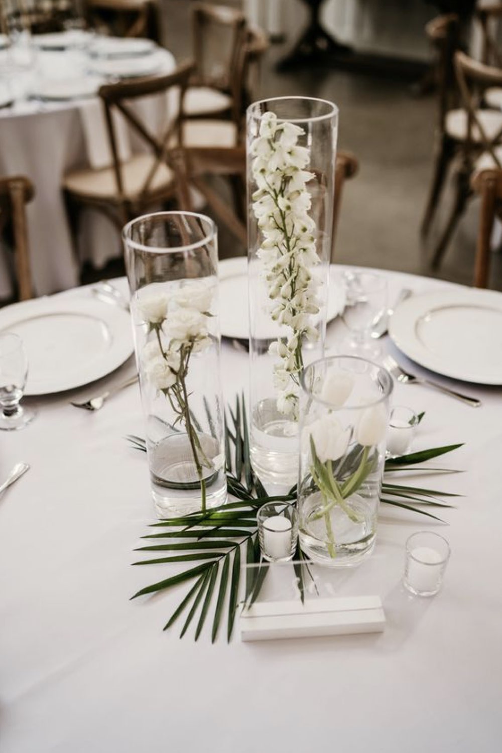 decoration mariage simple minimal chic centre de table vase en verre feuillage plante tropical pas cher idée à copier