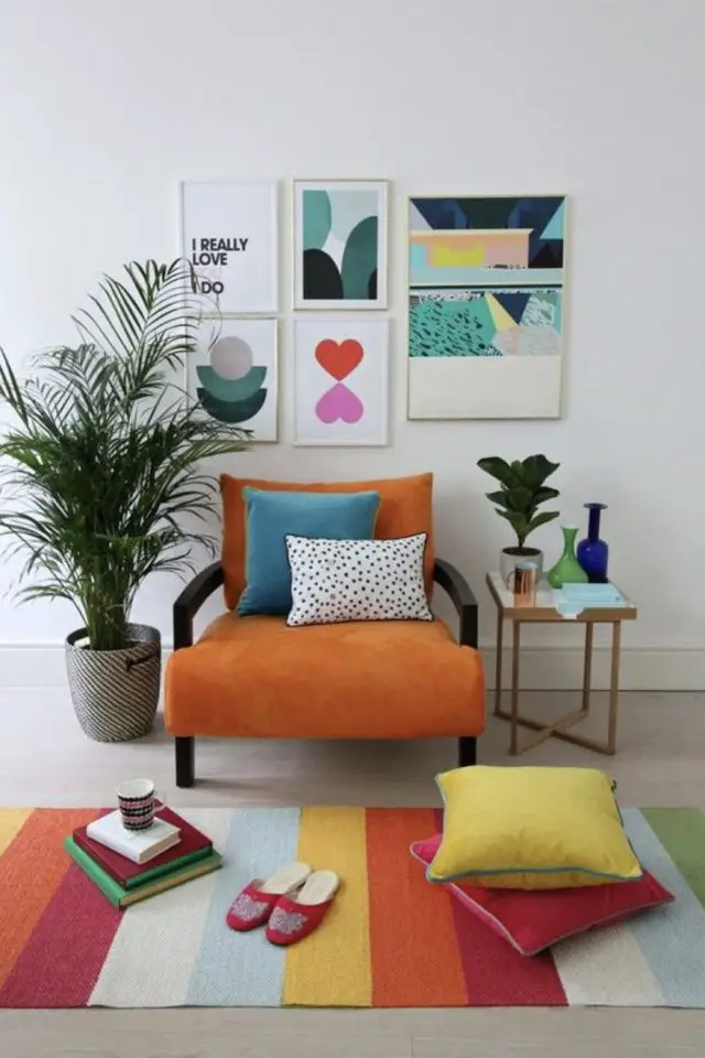 decoration moderne couleur solaire exemple salon séjour fauteuil orange mur blanc plantes vertes déco murale actuelle poster tapis multicolore