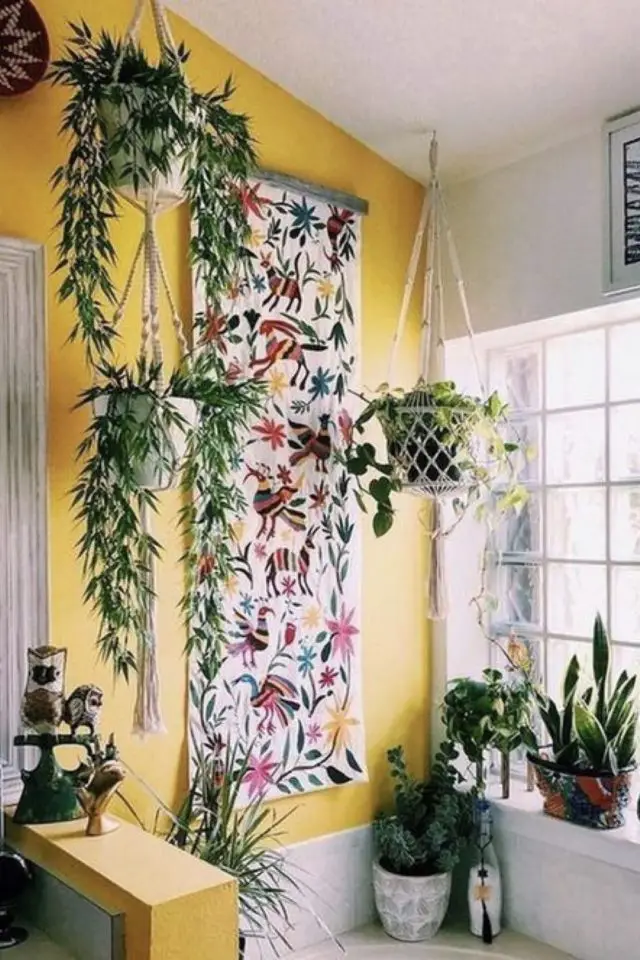 decoration moderne couleur solaire exemple peinture mur jaune citron bonne humeur tenture tapisserie à suspendre plantes vertes mur en carreaux de verre