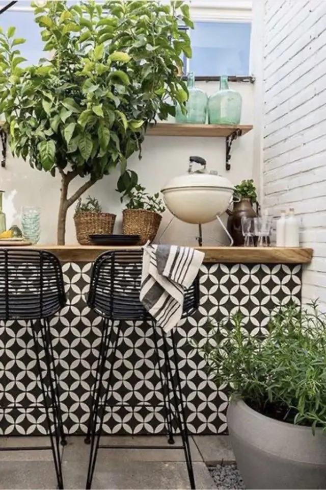 decoration patio a copier espace bar plan snack bois avec carrelage mural noir et blanc fauteuil haut en métal noir décor moderne et convivial plantes vertes