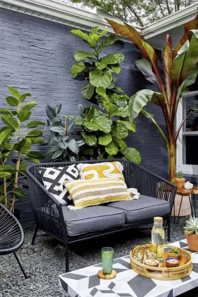 decoration patio a copier petite banquette noir et grise confort plantes en pot  table basse apéro entre amis