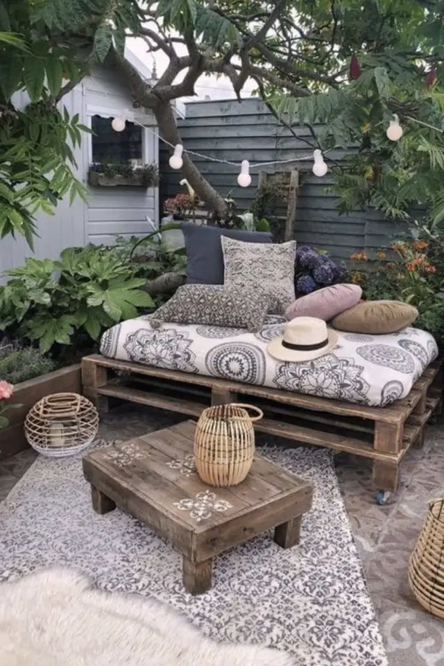 decoration patio a copier pas cher aménagement récup' meuble en palette tapis oriental outdoor plantes vertes guirlandes lumineuses