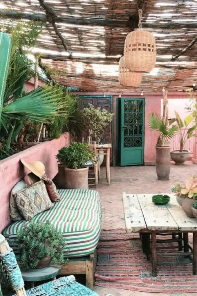 decoration patio a copier revêtement couleur terracotta vacances rose et vert banquette coussin de sol Mexicain voyage bohème