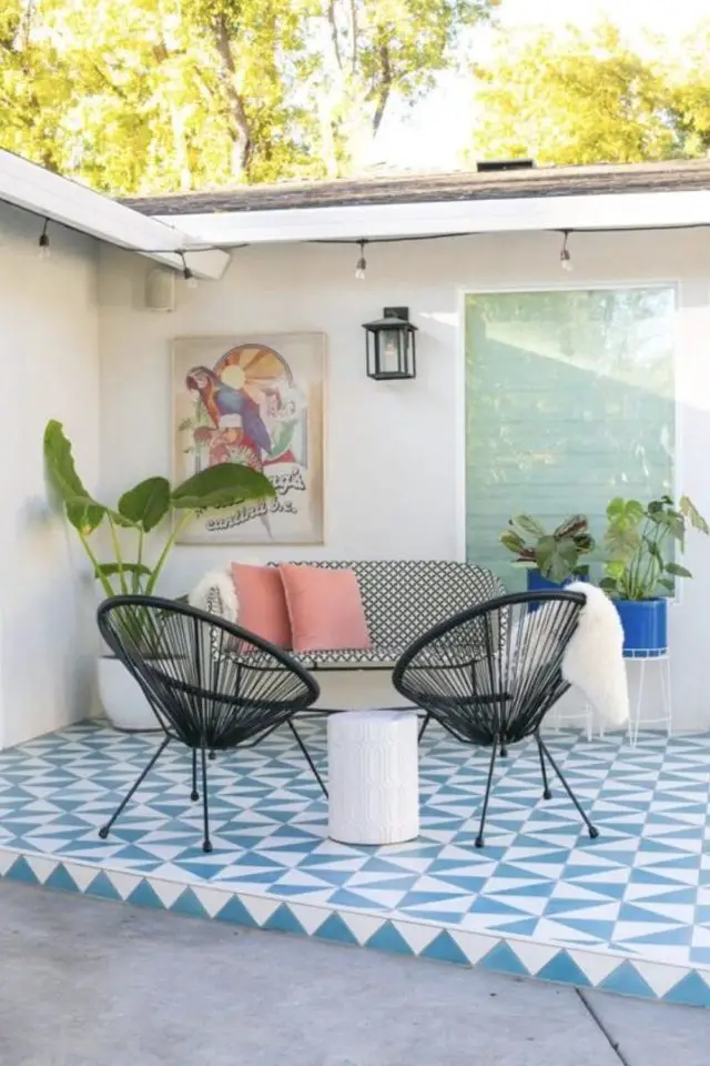 decoration patio a copier terrasse carrelage déco bleu et blanc motif mur peinture abri jardin  meuble moderne simple terrasse appartement