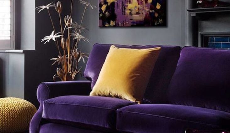 exemples deco association jaune violet salon séjour pièce à vivre textiles velours peinture idée