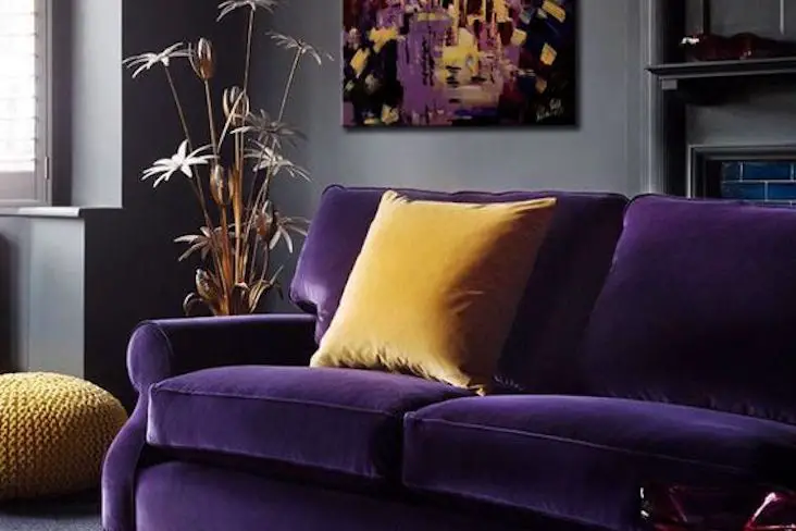 exemples deco association jaune violet salon séjour pièce à vivre textiles velours peinture idée