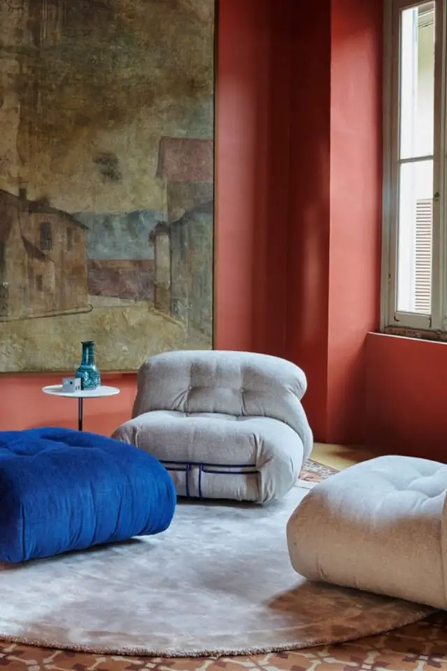 fauteuil inconique design soriana couleur beige pouf repose pied bleu électrique salon