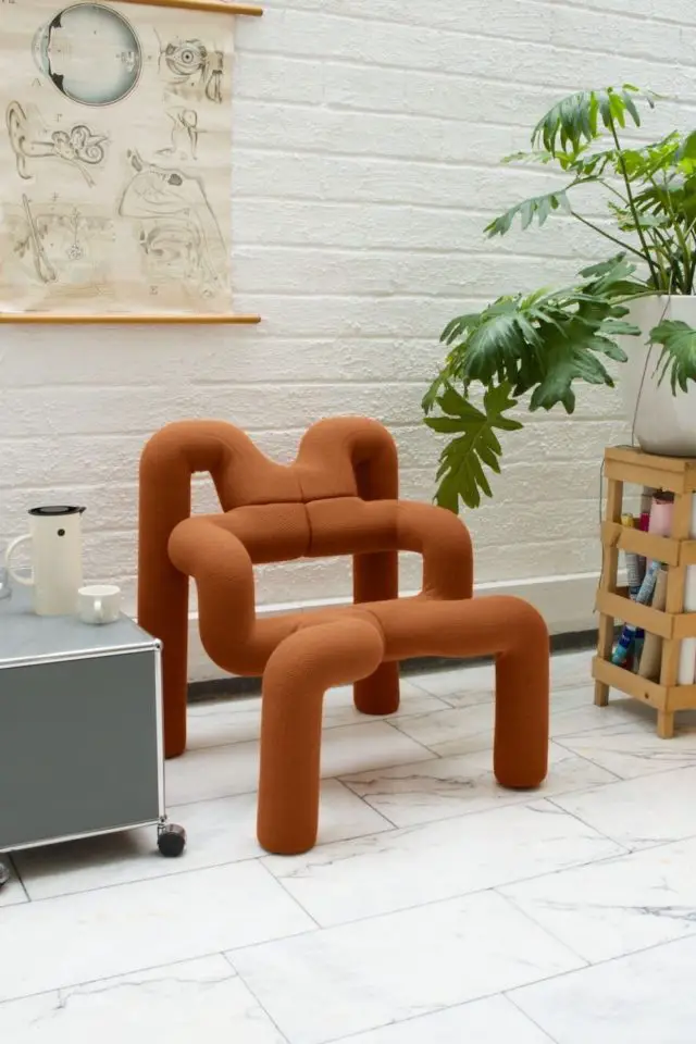 fauteuil vintage design ergonomique orange marron rétro salon original et élégant