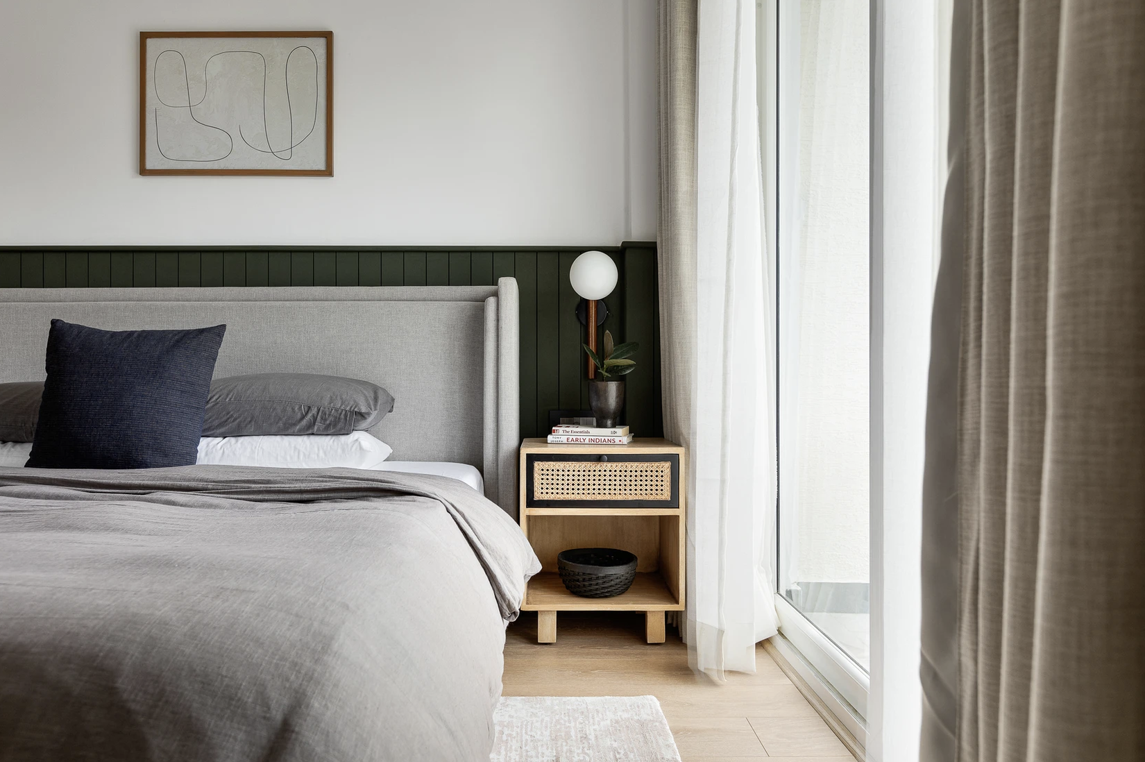 idee decoration appartement moderne et slow living chambre à coucher parentale soubassement couleur vert kaki couleur sourde intime tête de lit grise équilibre des couleurs