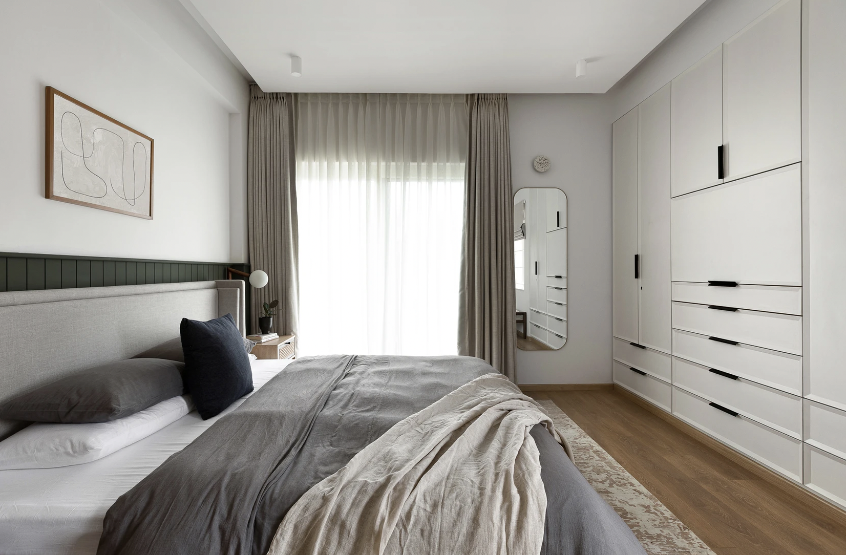 idee decoration appartement moderne et slow living chambre à coucher parentale avec grand dressing minimaliste soubassement kaki mur blanc meuble lit gris