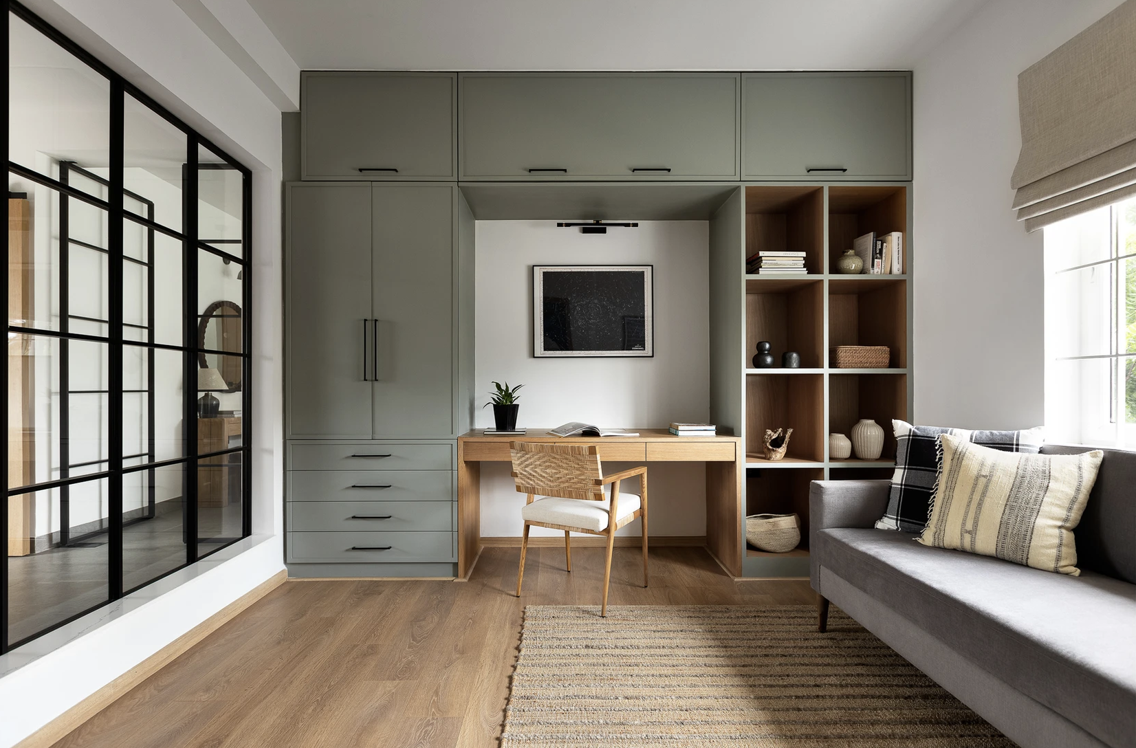idee decoration appartement moderne et slow living pièce bureau à domicile mobilier sur mesure couleur vert sauge tendance tapis en jute harmonie naturelle