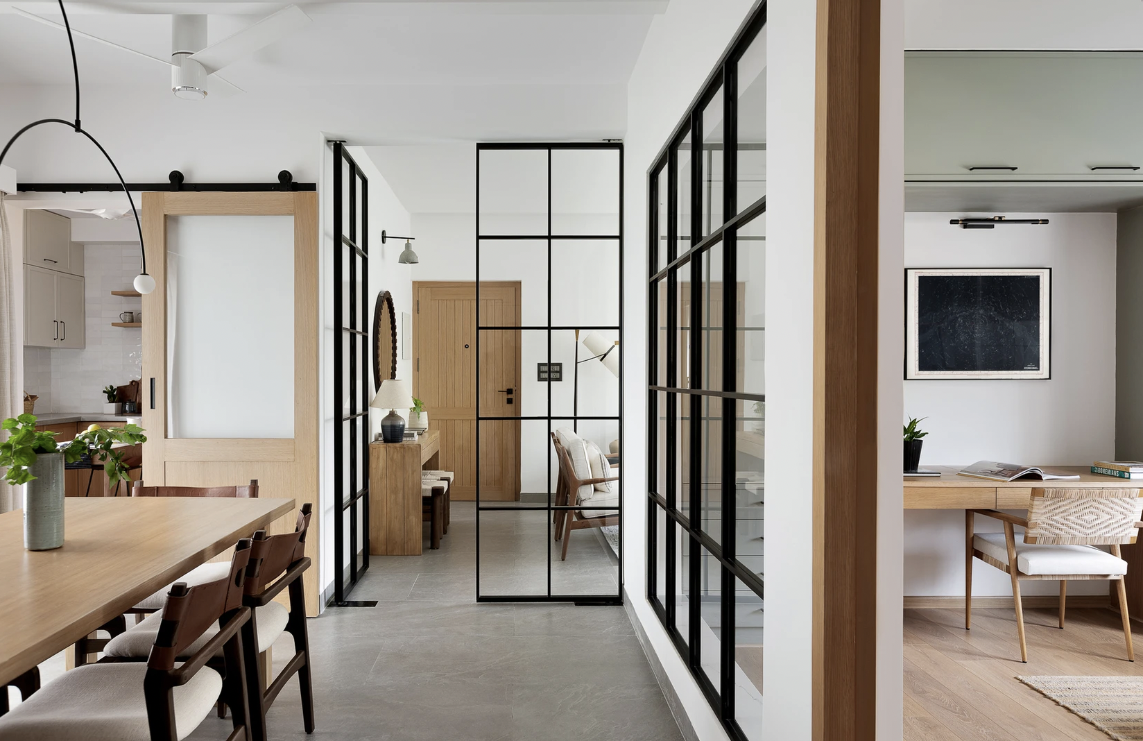 idee decoration appartement moderne et slow living porte vitrée moderne avec détail noir verrière lumière naturelles pièces de vie ouvertes