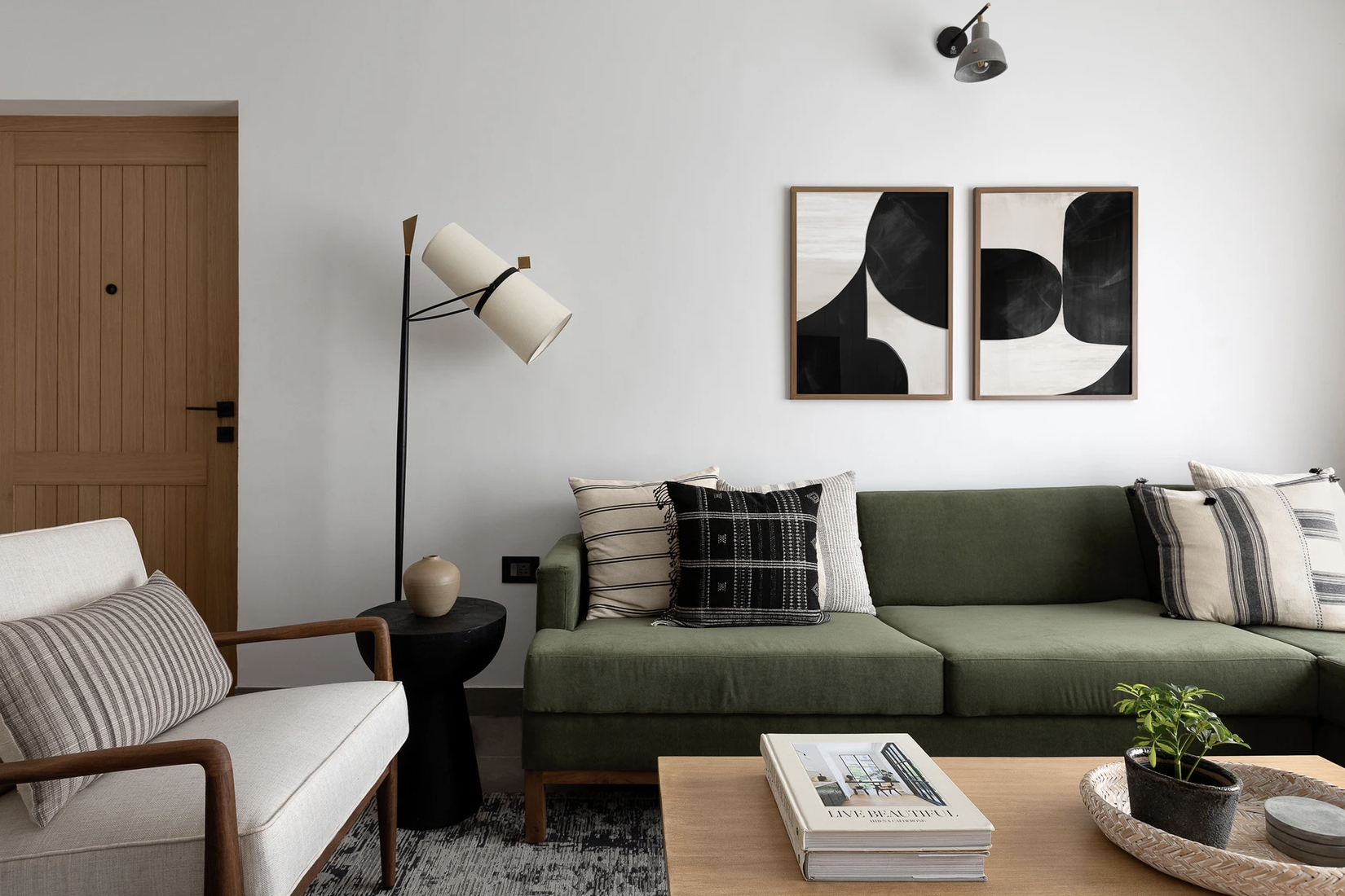 idee decoration appartement moderne et slow living pièce à vivre salon contemporain porte en bois mur peinture blanche couleur canapé