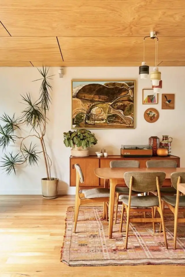interieur vintage caracteristique decor salle à manger années 60 70 mid century modern table en bois chaise tissu gris buffet enfilade couleur ambiance feutrée et chaleureuse