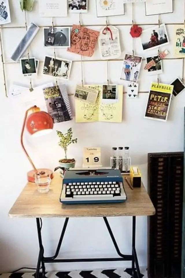 interieur vintage caracteristique decor petit bureau mise en scène déco machine à écrire lampe de bureau année 70 orange moodboard avec affiche et carte postale