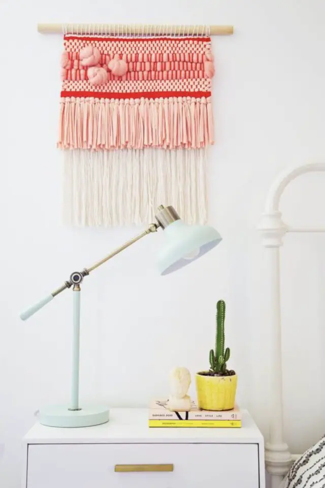 loisirs creatifs deco tissage moderne facile à copier inspiration décoration chambre moderne au dessus table de nuit couleur chaude rose et orange rouge