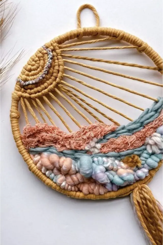 loisirs creatifs deco tissage moderne anneau de broderie mélange de texture et de technique attrape-rêve tendance