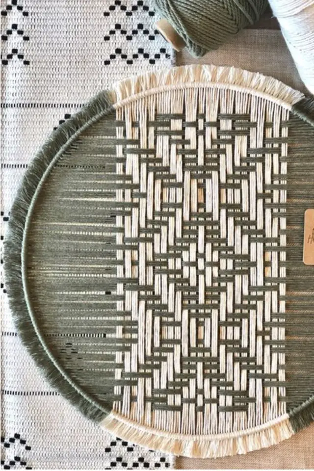 loisirs creatifs deco tissage moderne mix de technique activité adulte tendance blanc et vert sauge cerceau de broderie