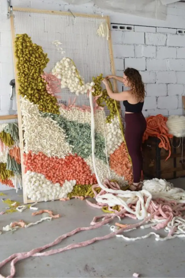 loisirs creatifs deco tissage moderne gros projet cadre en bois grand format mélange de techniques et de couleurs