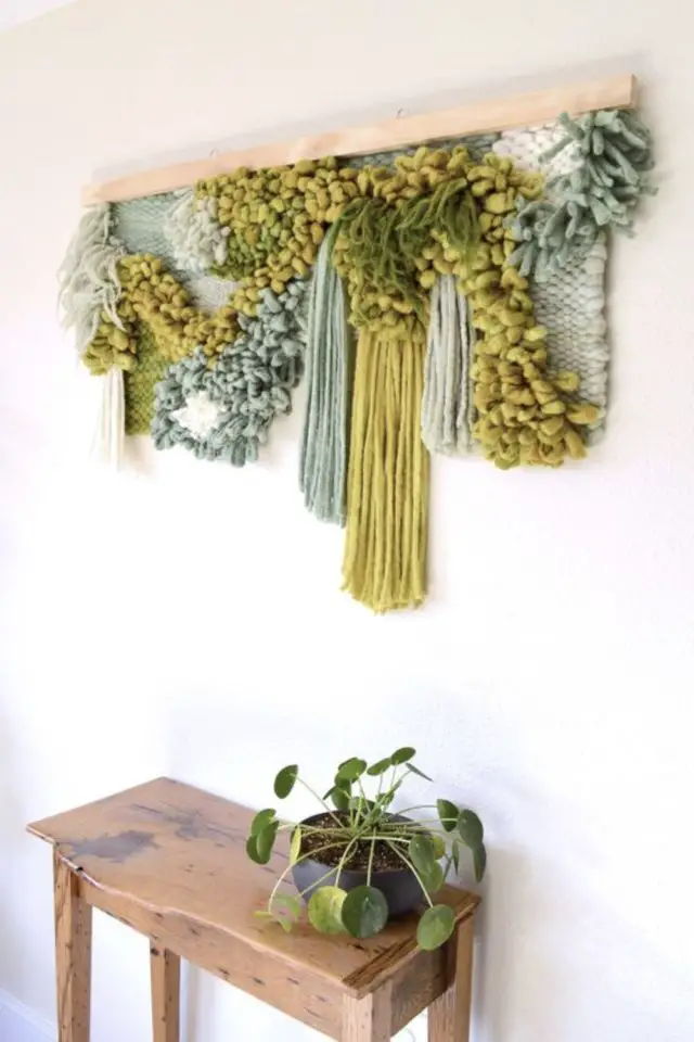 loisirs creatifs deco tissage moderne décoration au dessus d'un meuble couleur naturelle vert sauge et jaune moutarde macramé tenture à faire soi-même