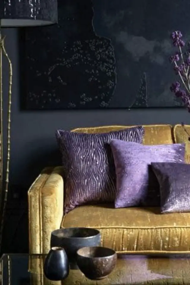 mariage couleur violet et jaune decoration salon pièce de vie colorée canapé ocre en velours coussin déco plusieurs nuances de violet