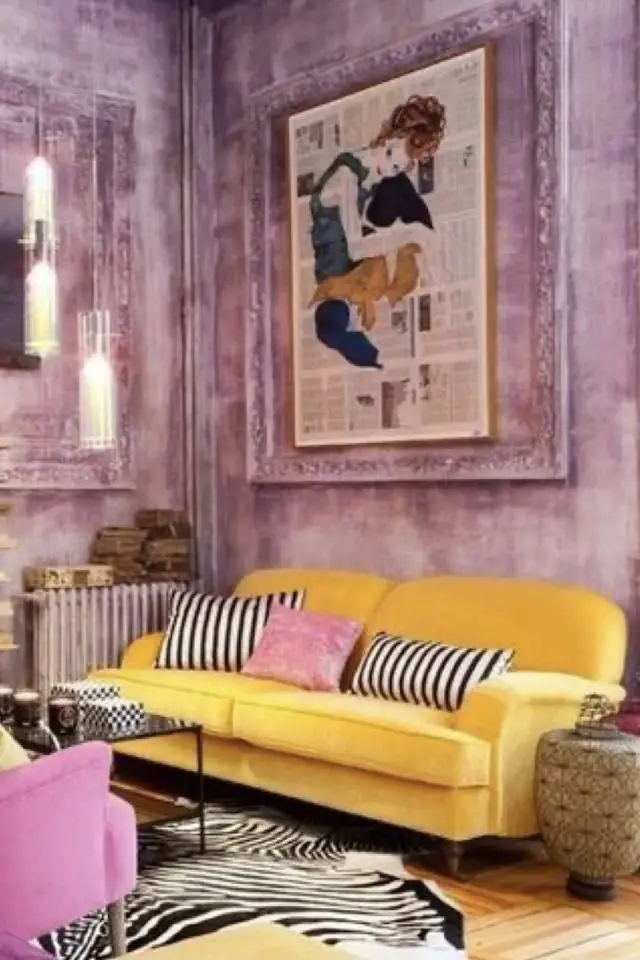 mariage couleur violet et jaune decoration mur patiné parme canapé coloré décor pièce à vivre original
