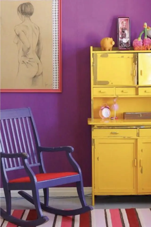 mariage couleur violet et jaune decoration peinture mur magenta vaisselier ancien patiné contraste