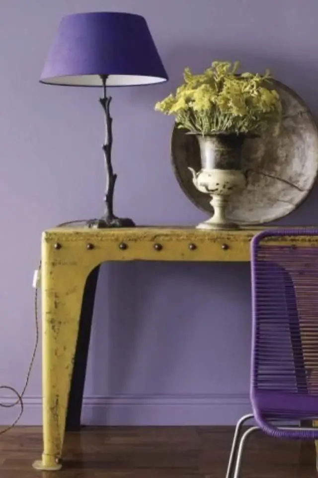 mariage couleur violet et jaune decoration mur parme lilas console industrielle jaune patiné lampe et fauteuil plus soutenu