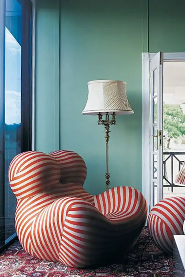 mobilier design fauteuil rondeur Gaetano Pesce rouge et blanc à rayure culte