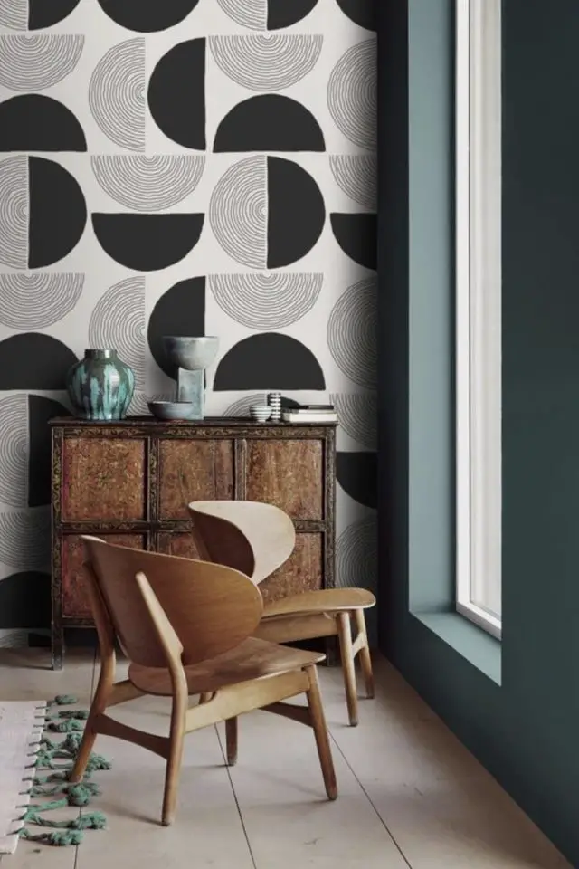 papier peint retro chic années 50 60 mid century modern noir blanc gris associé à mur vert meuble en bois vintage