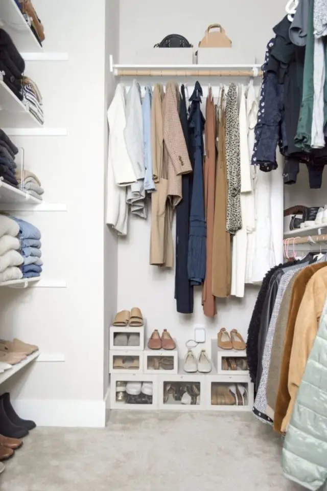 rangement dressing armoire adulte exemple mix étagères penderie et boites à chaussures avec encart transparent grand espace pour ranger vêtement toutes les saisons