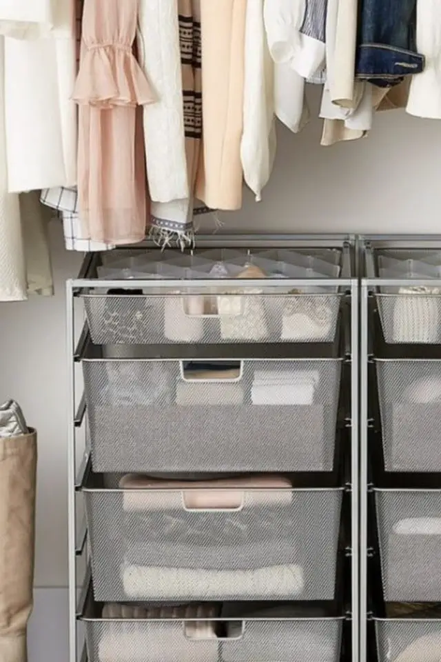rangement dressing armoire adulte exemple desserte métallique avec tiroir de différentes tailles sous l'espace penderie optimisation de la place pratique pour les accessoires et sous-vêtements