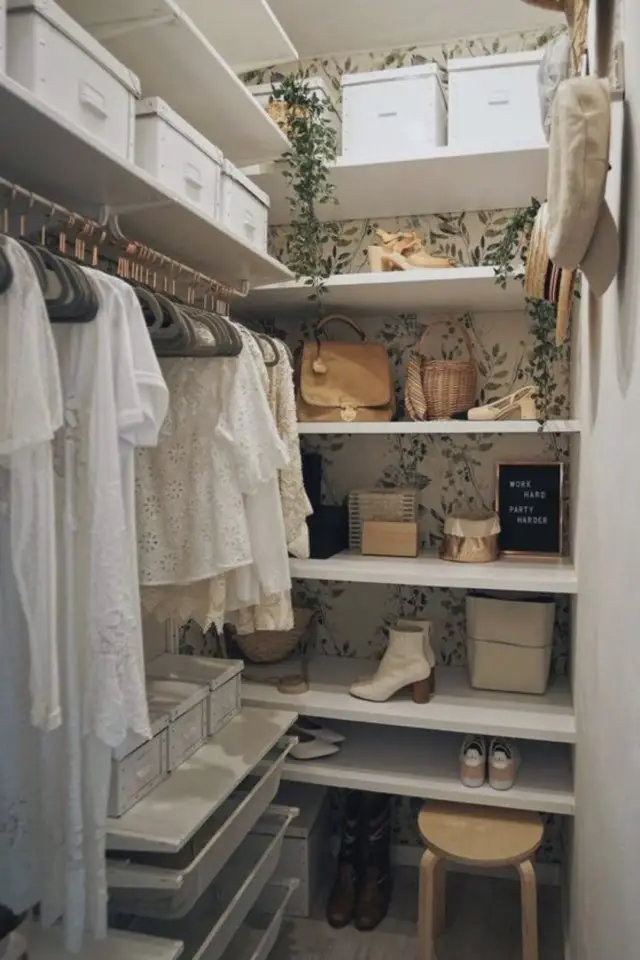 rangement dressing armoire adulte exemple penderie surplombée d'une étagère entreposer stocker vêtement pas de saison mur du fond aménagé avec étagère présentation