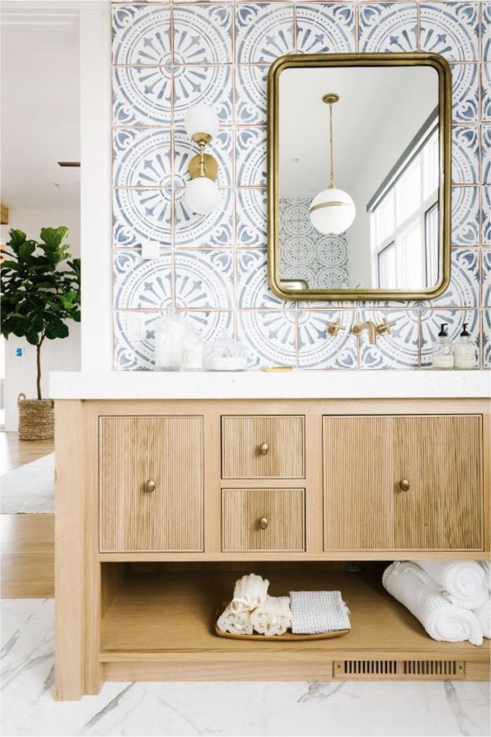 renovation salle de bain moderne exemple revêtement mural décor ancien bleu et blanc meuble vasque en bois 