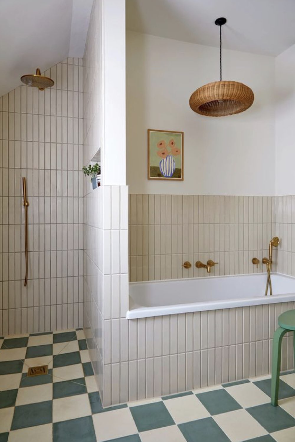 renovation salle de bain moderne exemple baignoire et douche sous les combles carrelage vintage mural damier au sol couleur naturelle
