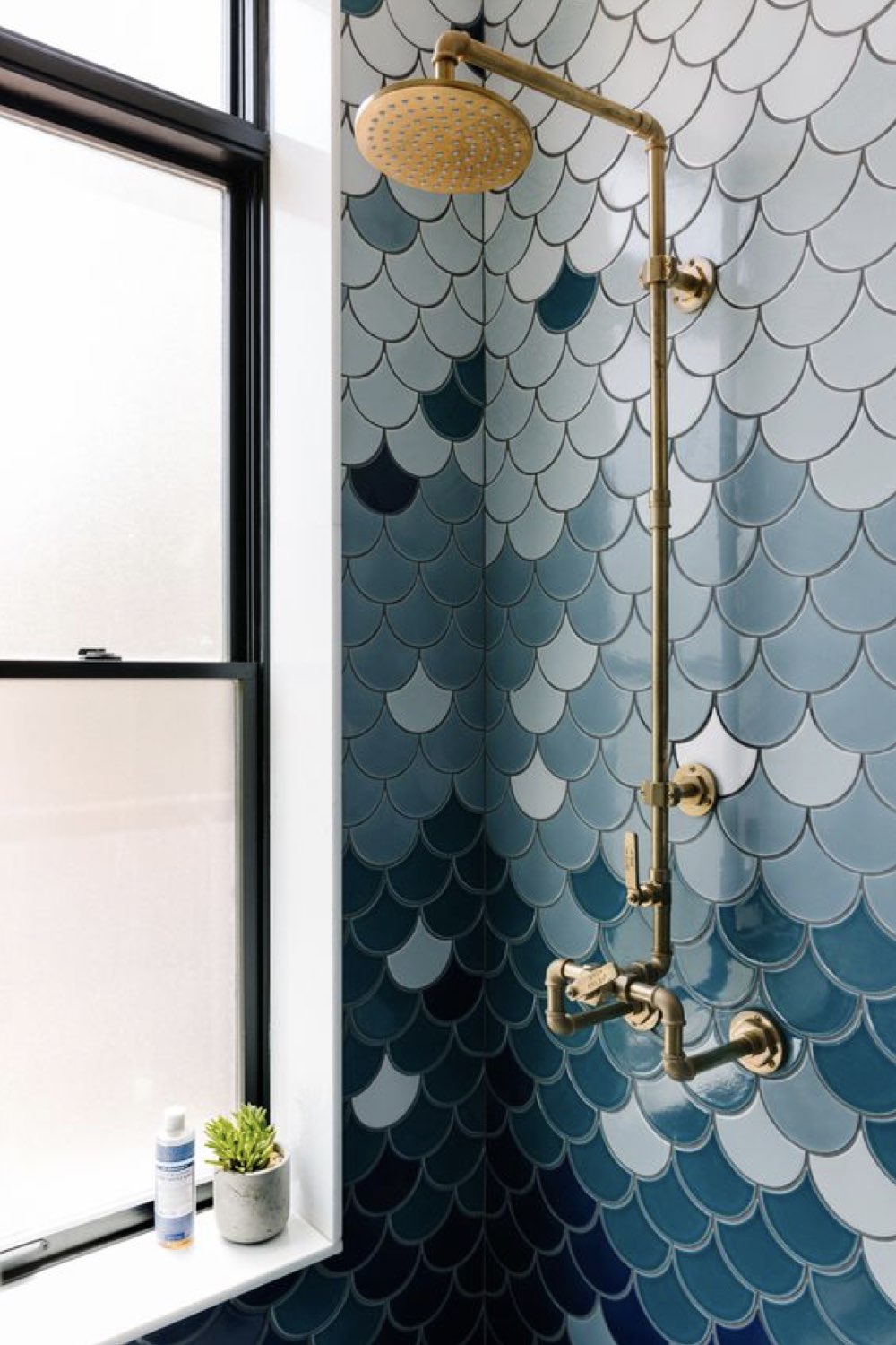 renovation salle de bain moderne exemple revêtement mural douche carrelage écaille différentes nuances de bleu robinetterie laiton doré