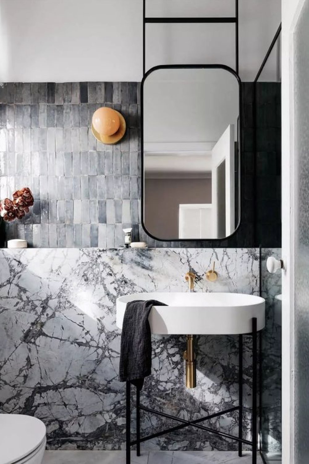 renovation salle de bain moderne exemple chic élégante marbre ardoise différente tonalité de blanc gris noir