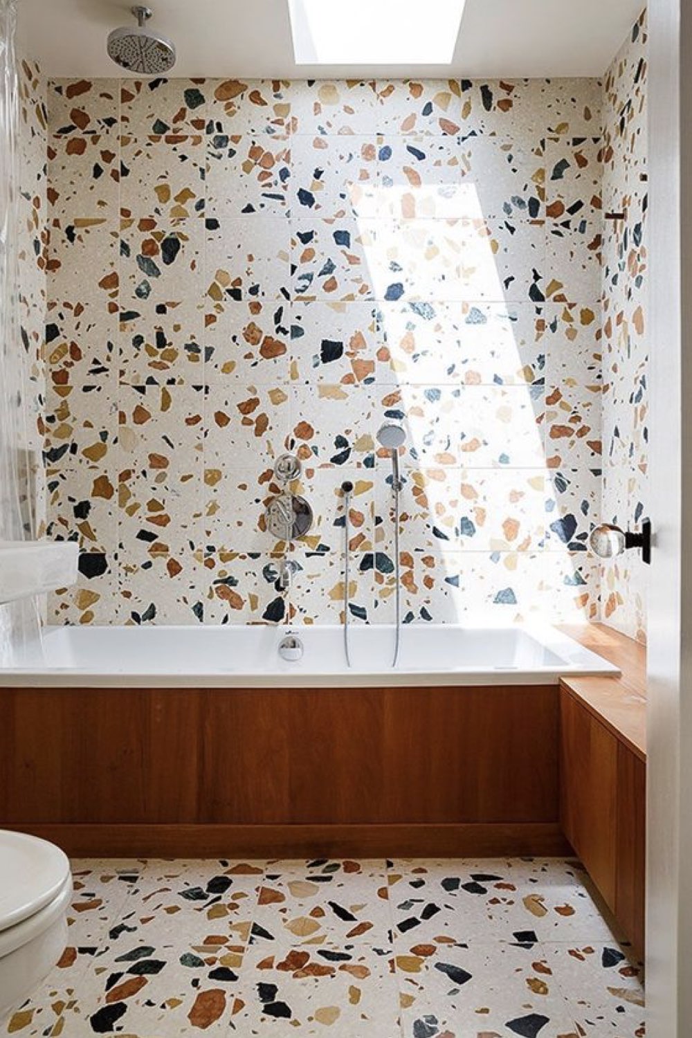 renovation salle de bain moderne exemple chic élégant puit de luminère au dessus de la baignoire terrazzo bois