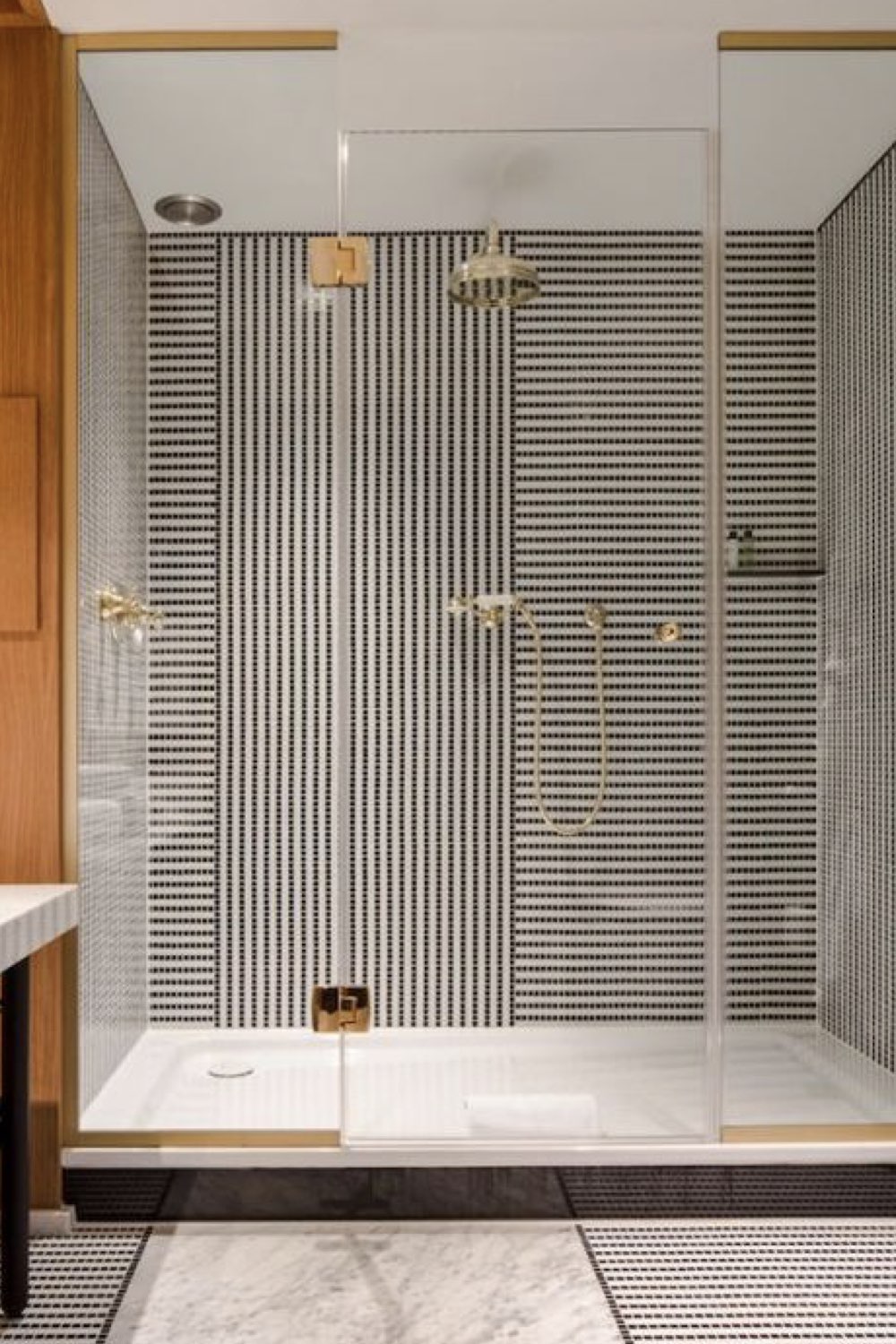 renovation salle de bain moderne exemple douche italienne chic et élégante grand format carrelage mural noir et blanc luxe