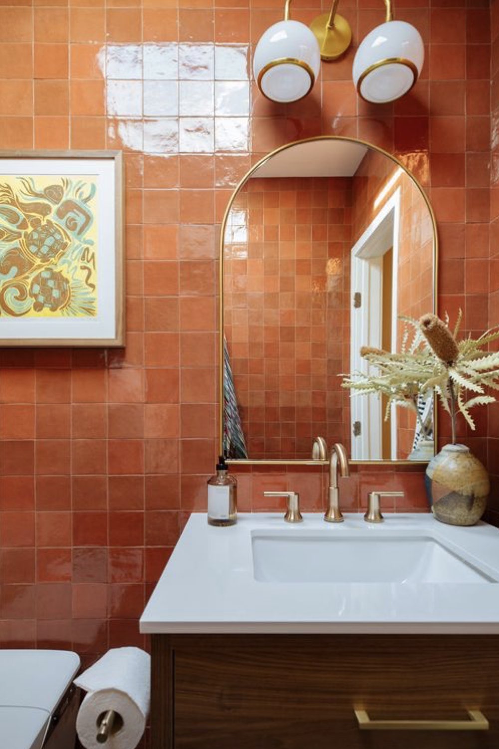 renovation salle de bain moderne exemple zellige couleur terracotta ambiance chaleureuse féminine chic miroir arrondi en haut chic